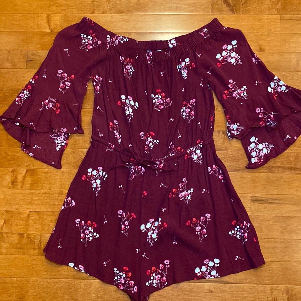 Express Off The Shoulder Romper W Bell Sleeve - M